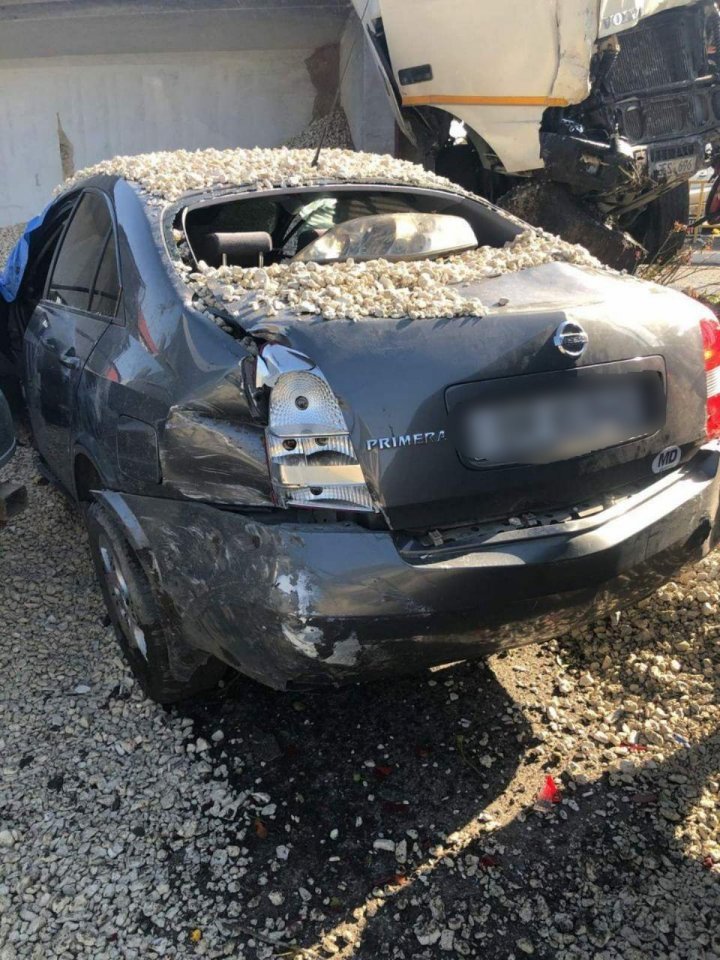 O maşină implicată în accidentul din Briceni, ÎNGROPATĂ în pietriş. Cum s-ar fi produs impactul (FOTO)