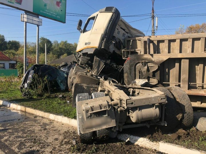 O maşină implicată în accidentul din Briceni, ÎNGROPATĂ în pietriş. Cum s-ar fi produs impactul (FOTO)