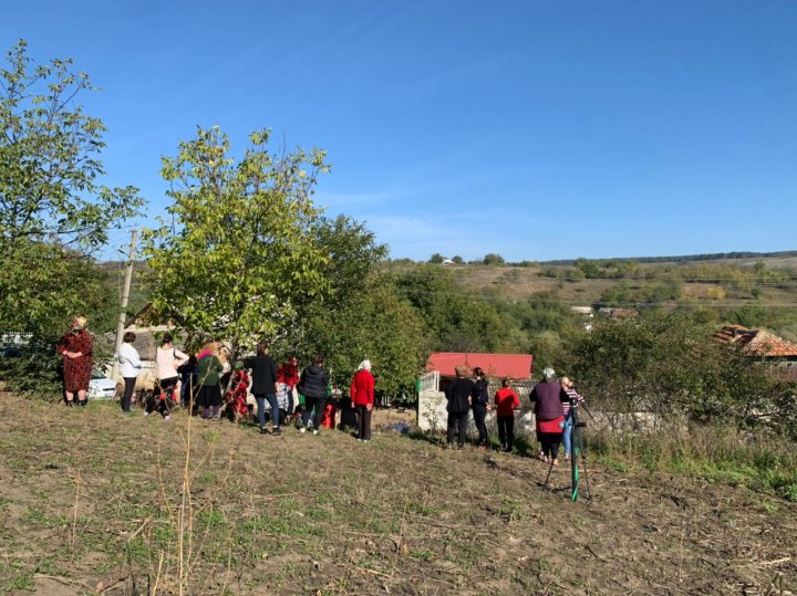 LACRIMI ȘI DURERE în satul de baștină al fetei ucise de iubitul ei. Adolescenta, condusă pe ultimul drum (FOTO)