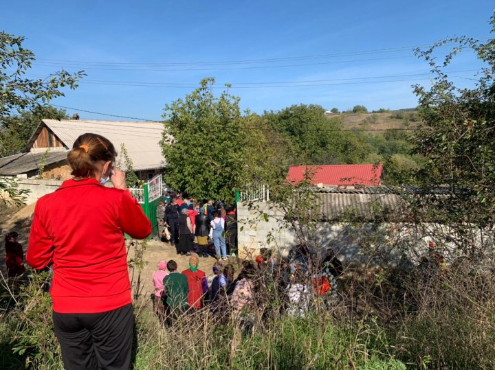 LACRIMI ȘI DURERE în satul de baștină al fetei ucise de iubitul ei. Adolescenta, condusă pe ultimul drum (FOTO)