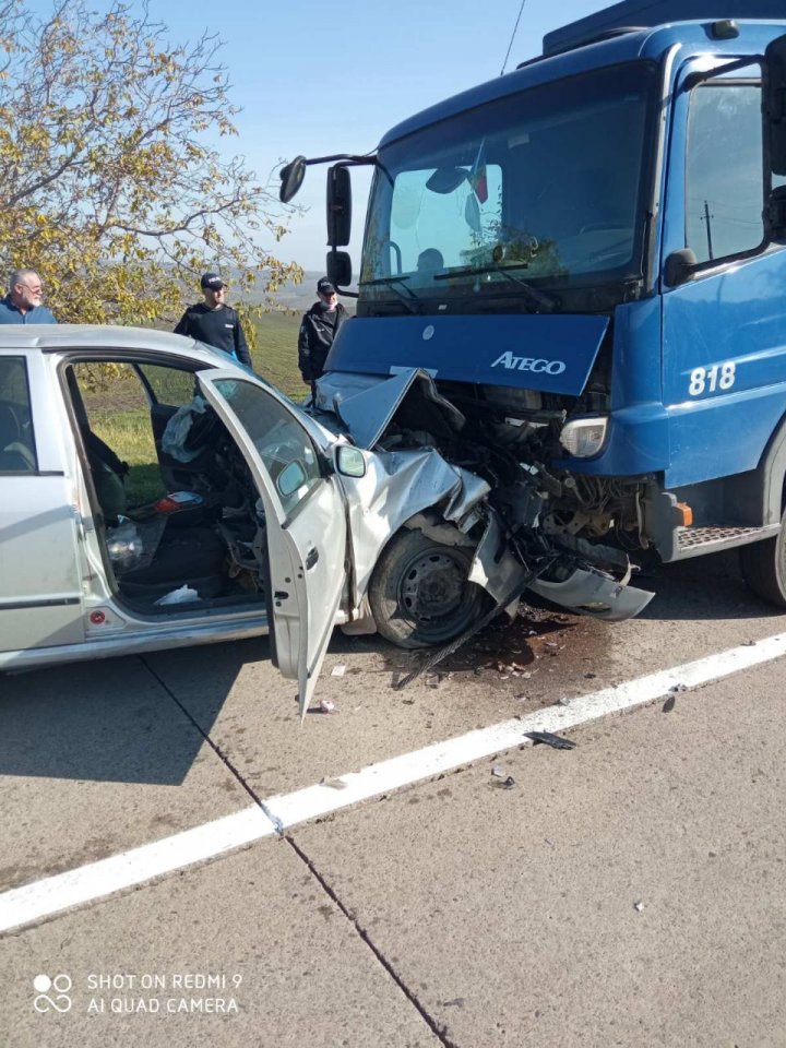 UN NOU ACCIDENT GRAV pe un drum național! Un automobil s-a ciocnit frontal cu un camion (VIDEO)