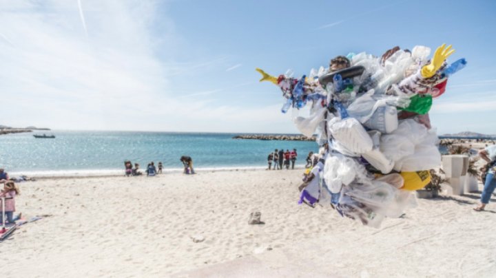 Descoperirea care ar putea salva lumea. O nouă super-enzimă distruge plasticul de șase ori mai repede