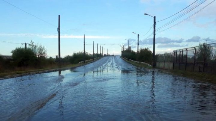 VREME instabilă în România. În Satu Mare s-a așternut un covor de gheață, iar Timișoara a fost inundată