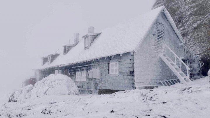 A venit iarna în România! A nins în Bucegi (IMAGINI DE POVESTE)