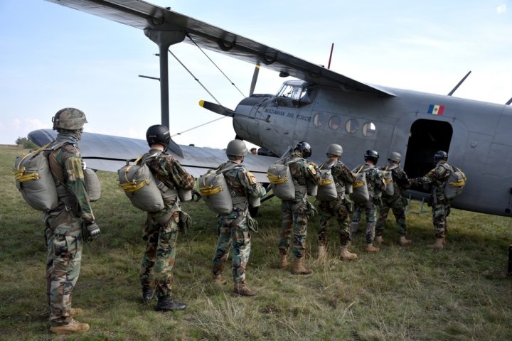 Militarii Armatei Naţionale au executat salturi cu paraşuta (IMAGINI CARE ÎŢI TAIE RESPIRAŢIA)