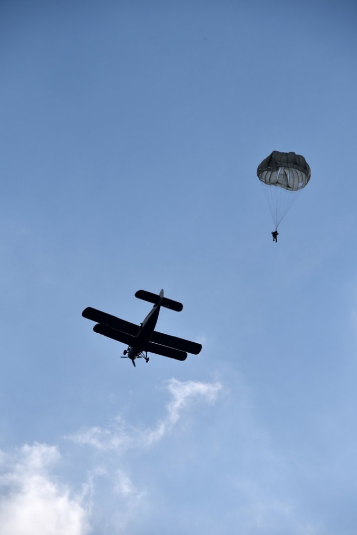 Militarii Armatei Naţionale au executat salturi cu paraşuta (IMAGINI CARE ÎŢI TAIE RESPIRAŢIA)