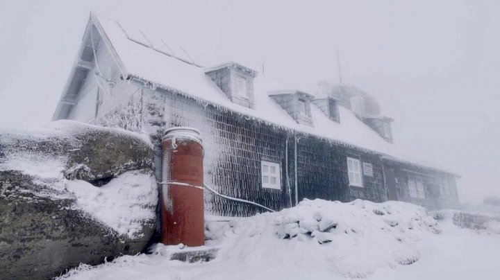 A venit iarna în România! A nins în Bucegi (IMAGINI DE POVESTE)