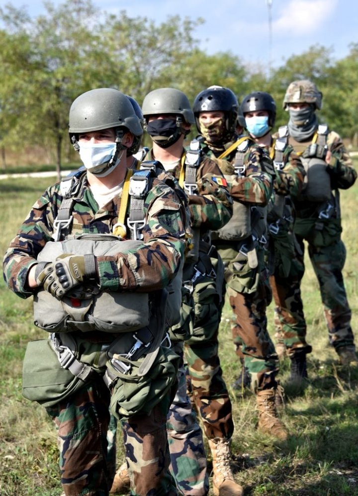 Militarii Armatei Naţionale au executat salturi cu paraşuta (IMAGINI CARE ÎŢI TAIE RESPIRAŢIA)