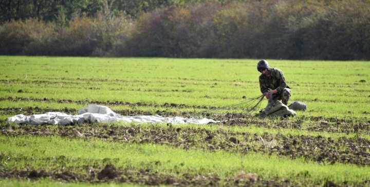 Militarii Armatei Naţionale au executat salturi cu paraşuta (IMAGINI CARE ÎŢI TAIE RESPIRAŢIA)