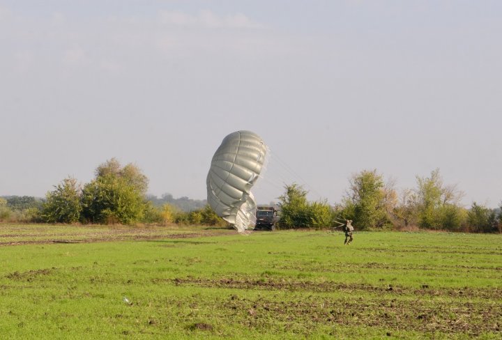 Militarii Armatei Naţionale au executat salturi cu paraşuta (IMAGINI CARE ÎŢI TAIE RESPIRAŢIA)