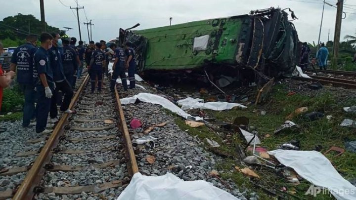 Thailanda: Cel puţin 18 oameni au murit în coliziunea dintre un tren şi un autobuz la est de Bangkok