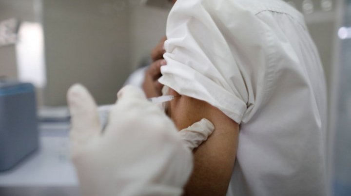 A murit un voluntar din programul de testare al vaccinului Oxford. Nu i s-a injectat serul, ci o doză placebo