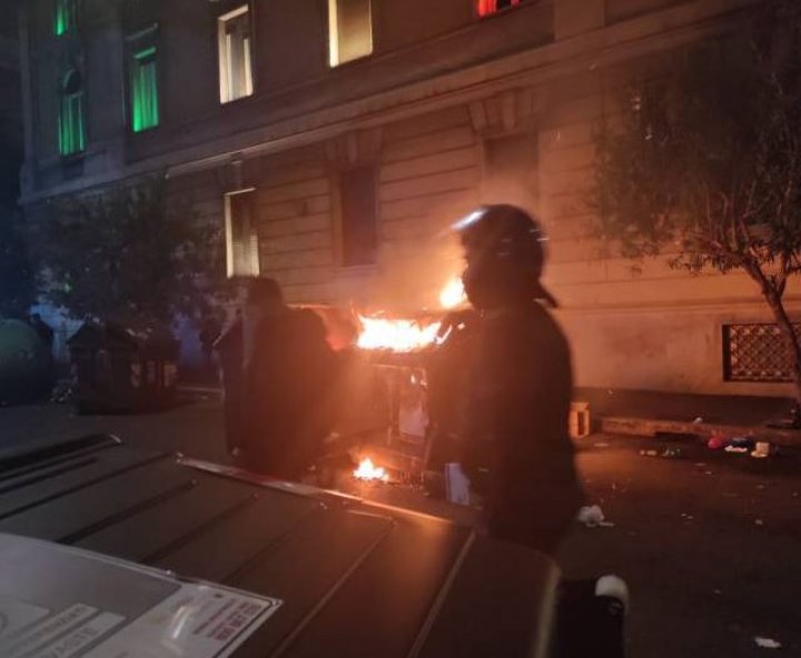 Proteste violente la Roma, împotriva măsurilor COVID. Forțele de ordine au folosit tunuri de apă pentru a împrăștia mulțimea