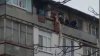 Incident în Capitală. Un bărbat gol pușcă, cu urme de sânge pe corp, salvat în timp ce atârna de pe balconul unui bloc (VIDEO)