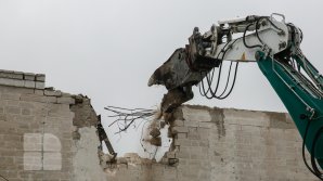 (FOTO) Start lucrărilor de demontare a deșeurilor în urma incendiului din clădirea Filarmonicii Naţionale