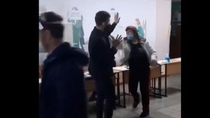 (VIDEO) Bătaie la o secţie de votare din Bălţi. O femeie în stare de ebrietate l-a luat la pumni pe un membru al biroului electoral 