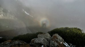 IMAGINI INEDITE din Munţii Bucegi! Umbra unui om, proiectată într-un nimb de culori pe ceaţă
