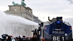 Protestele violentede la Berlin, împotriva noilor restricții anti-COVID, filmate de un moldovean (VIDEO)