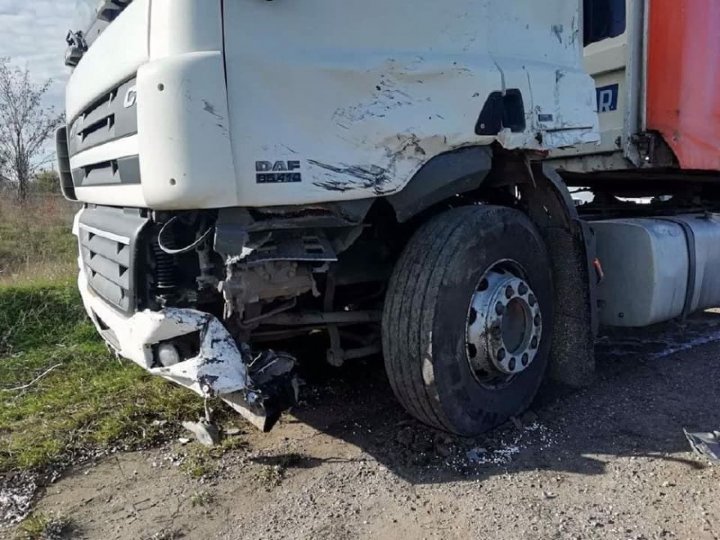 Un bărbat a murit, iar o minoră se zbate între viață și moarte, în urma unui grav accident rutier la Dondușeni (FOTO)