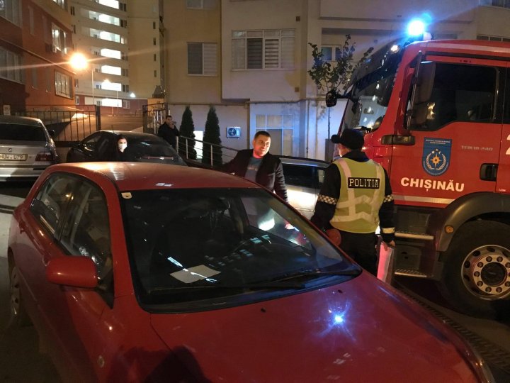 Autospecialele pompierilor se confruntă cu acces limitat în curțile blocurilor din Capitală din cauza mașinilor parcate neregulamentar (FOTO/VIDEO)