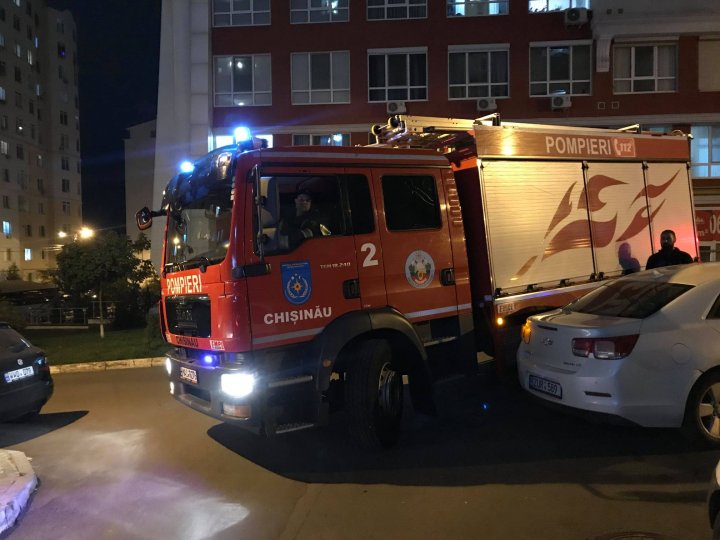 Autospecialele pompierilor se confruntă cu acces limitat în curțile blocurilor din Capitală din cauza mașinilor parcate neregulamentar (FOTO/VIDEO)