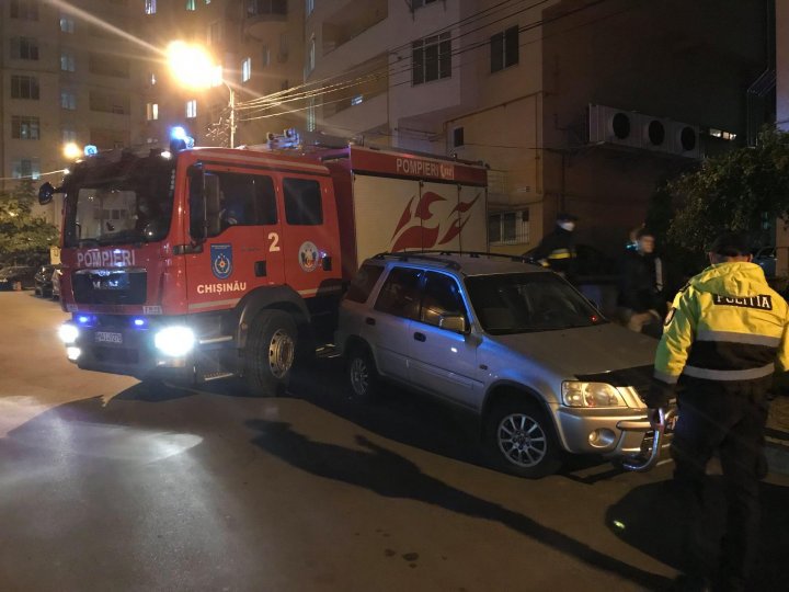 Autospecialele pompierilor se confruntă cu acces limitat în curțile blocurilor din Capitală din cauza mașinilor parcate neregulamentar (FOTO/VIDEO)