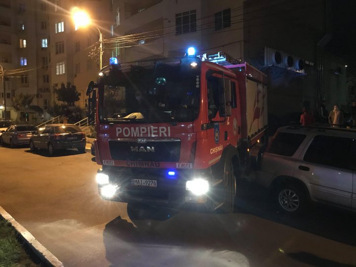 Autospecialele pompierilor se confruntă cu acces limitat în curțile blocurilor din Capitală din cauza mașinilor parcate neregulamentar (FOTO/VIDEO)