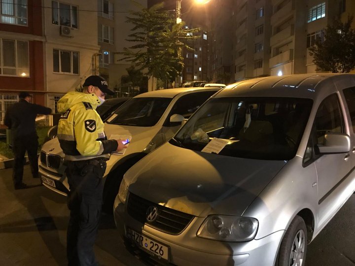 Autospecialele pompierilor se confruntă cu acces limitat în curțile blocurilor din Capitală din cauza mașinilor parcate neregulamentar (FOTO/VIDEO)