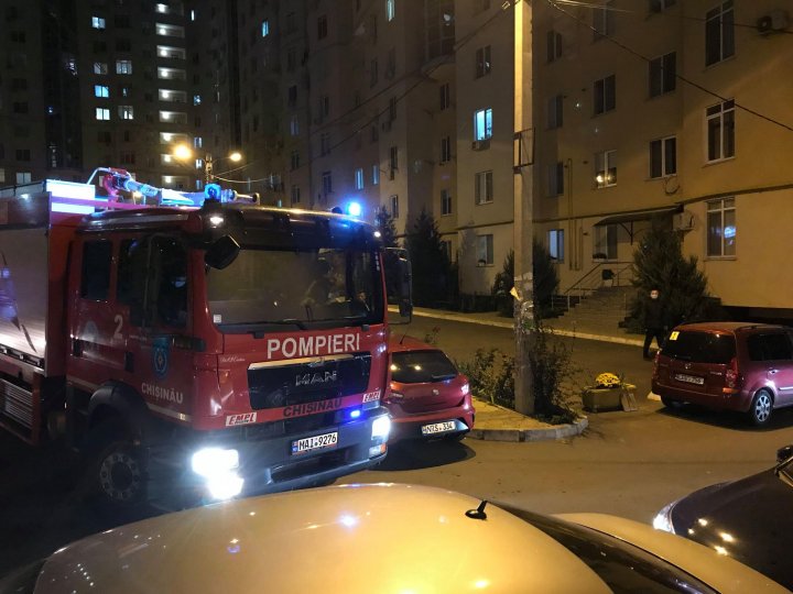 Autospecialele pompierilor se confruntă cu acces limitat în curțile blocurilor din Capitală din cauza mașinilor parcate neregulamentar (FOTO/VIDEO)