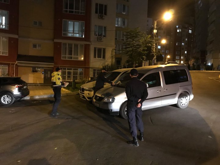 Autospecialele pompierilor se confruntă cu acces limitat în curțile blocurilor din Capitală din cauza mașinilor parcate neregulamentar (FOTO/VIDEO)