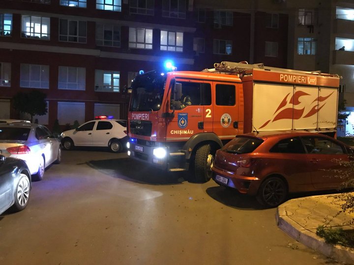 Autospecialele pompierilor se confruntă cu acces limitat în curțile blocurilor din Capitală din cauza mașinilor parcate neregulamentar (FOTO/VIDEO)