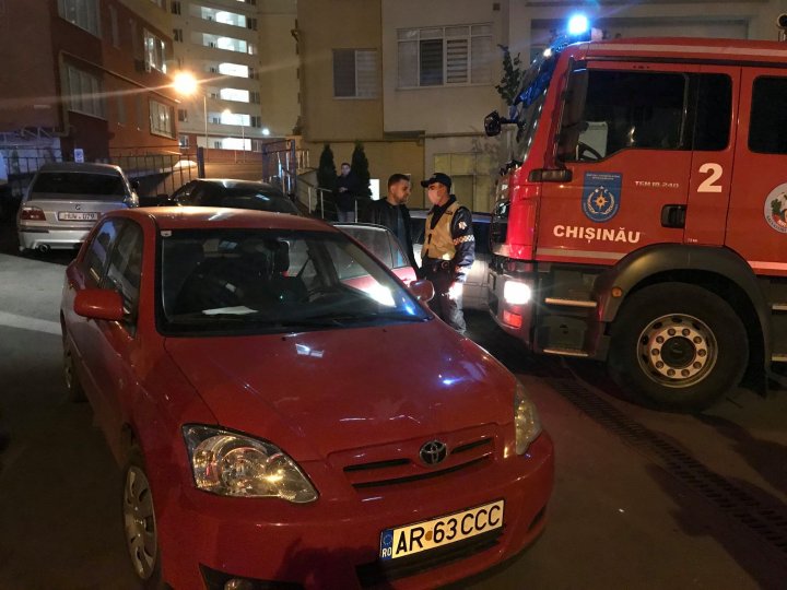 Autospecialele pompierilor se confruntă cu acces limitat în curțile blocurilor din Capitală din cauza mașinilor parcate neregulamentar (FOTO/VIDEO)