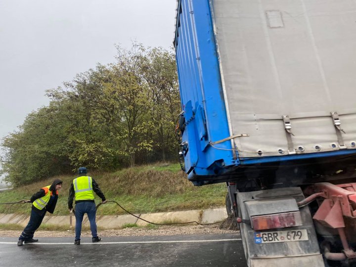 Accident la Peresecina. Un camion a ajuns în șanț (FOTO/VIDEO)