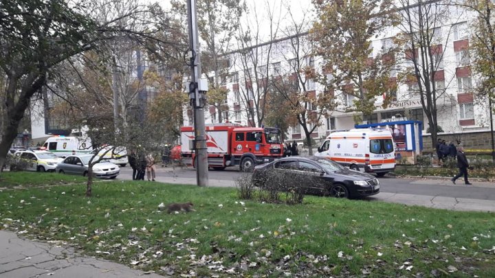 Alertă cu bombă la Curtea de Apel Chișinău. Toți angajații, evacuați (FOTO)