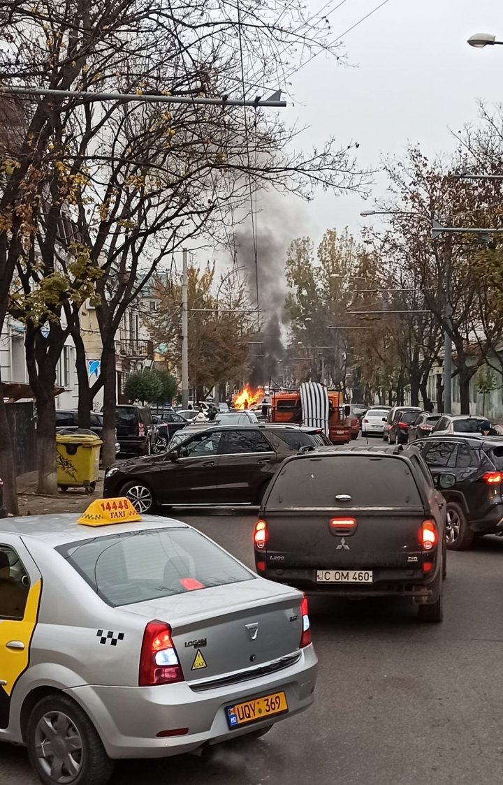 Incendiu în centrul Capitalei. Două mașini, cuprinse de flăcări în urma unui accident (FOTO/VIDEO)