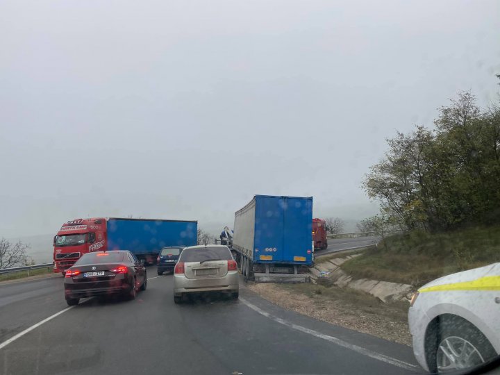 Accident la Peresecina. Un camion a ajuns în șanț (FOTO/VIDEO)