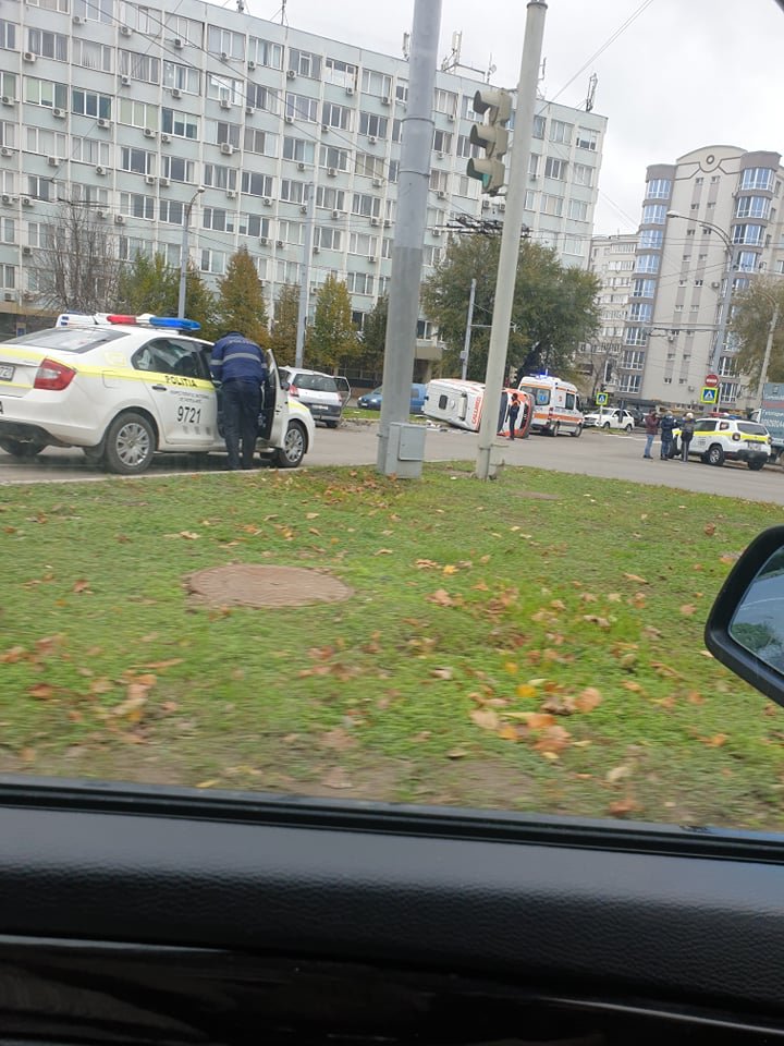 Impact violent în cartierul Telecentru. O ambulanță s-a răsturnat, după ce s-a ciocnit cu un alt automobil (FOTO/VIDEO)