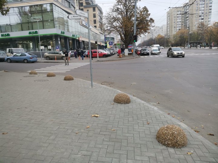 Gata cu parcările pe trotuar în sectorul Rîșcani al Capitalei. Strada pe care au fost instalate mai multe sfere de beton (FOTO)