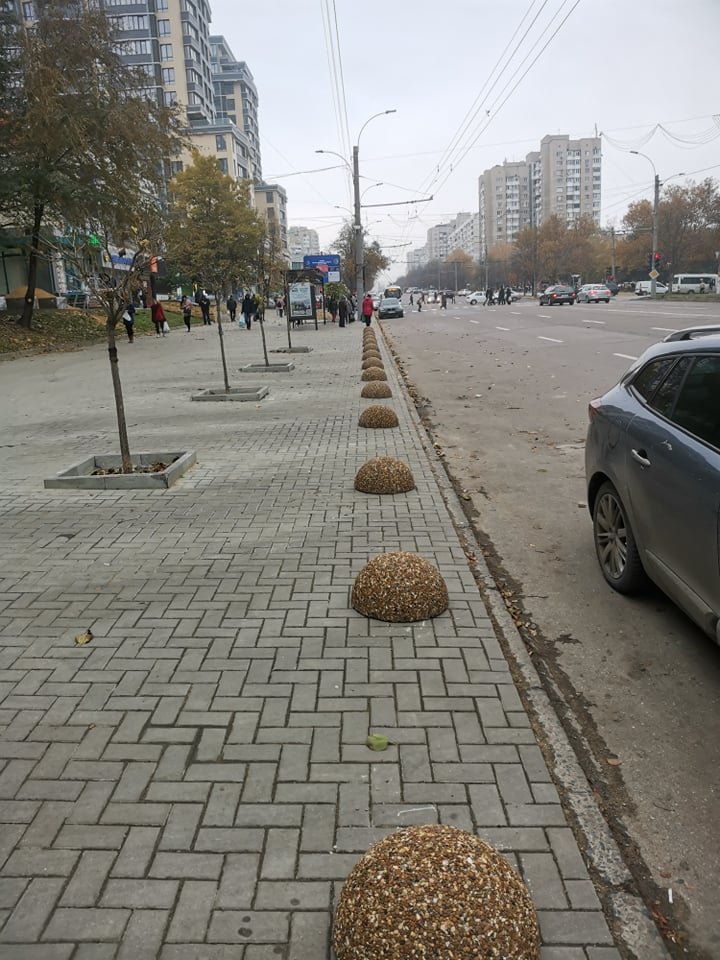 Gata cu parcările pe trotuar în sectorul Rîșcani al Capitalei. Strada pe care au fost instalate mai multe sfere de beton (FOTO)