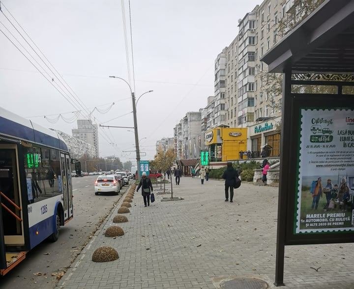 Gata cu parcările pe trotuar în sectorul Rîșcani al Capitalei. Strada pe care au fost instalate mai multe sfere de beton (FOTO)