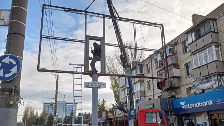 A început demontarea panourilor publicitare de pe strada Calea Ieșilor