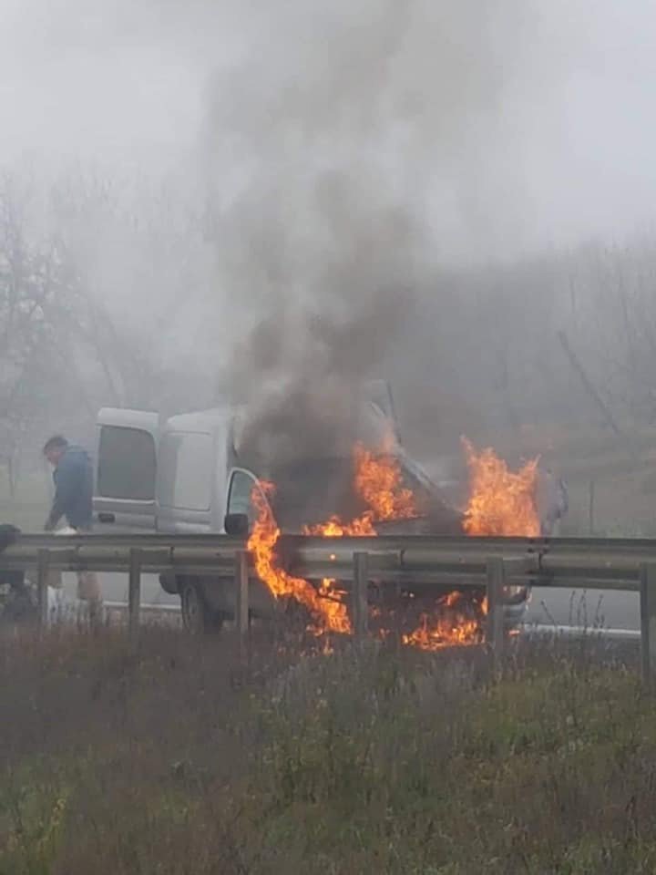 Incendiu violent la Peresecina. Un automobil arde ca o torță (VIDEO)