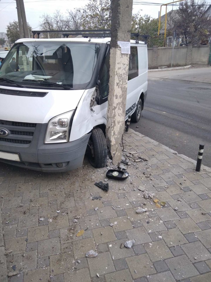 Mai multe gospodării din Durlești, fără energie electrică din cauza unui accident rutier (FOTO)