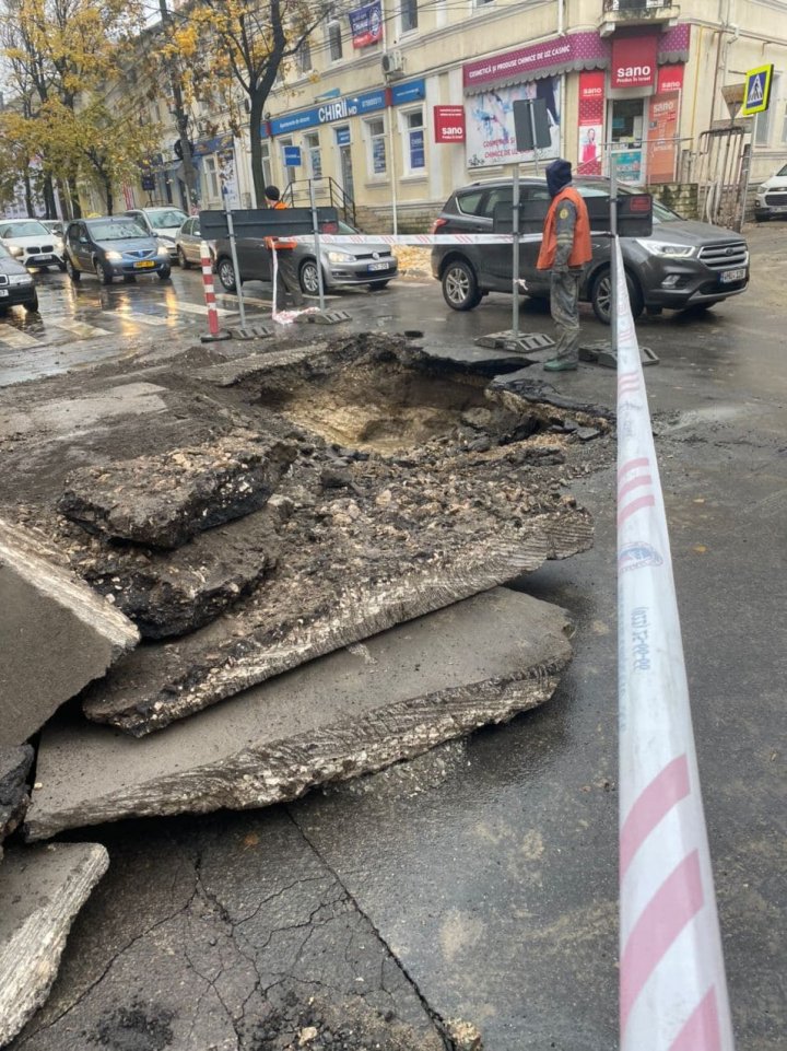 Un crater apărut după ploaie a blocat o stradă din capitală (FOTO)