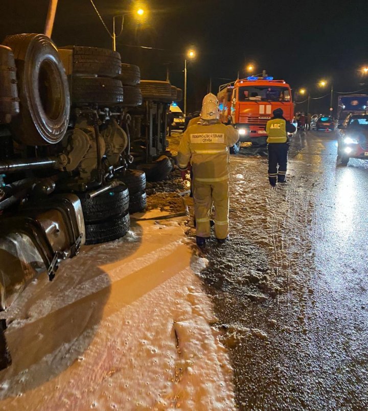 Rusia: Momentul în care un TIR intră în plină viteză într-un autobuz de pasageri. Sunt victime (VIDEO)