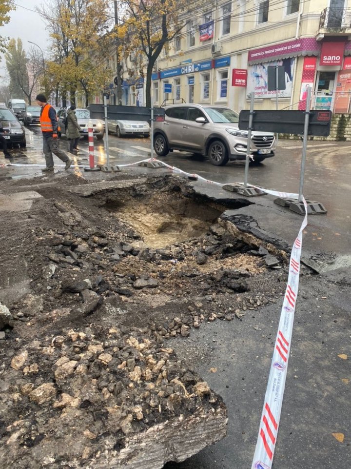 Un crater apărut după ploaie a blocat o stradă din capitală (FOTO)