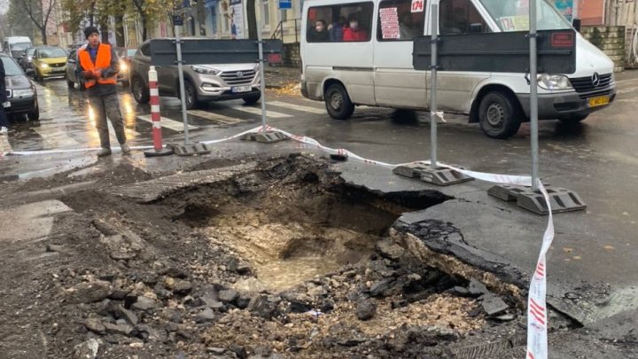 Un crater apărut după ploaie a blocat o stradă din capitală (FOTO)