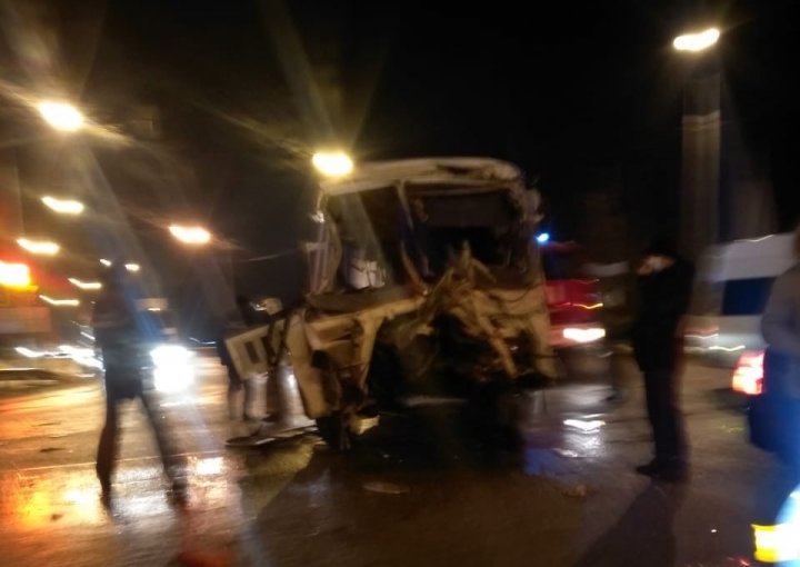 Rusia: Momentul în care un TIR intră în plină viteză într-un autobuz de pasageri. Sunt victime (VIDEO)