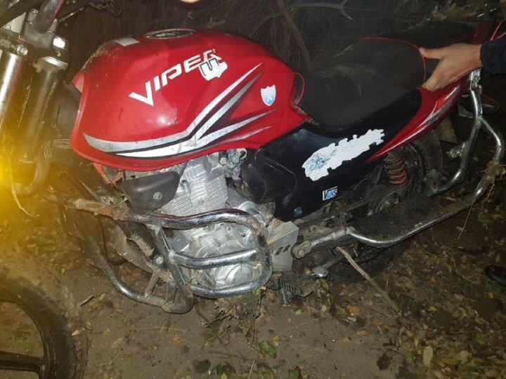 Accident grav la Căușeni. Un tânăr se zbate între viaţă şi moarte după ce s-a izbit cu motocicleta într-un copac (FOTO)