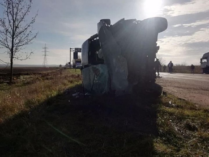 Un bărbat a murit, iar o minoră se zbate între viață și moarte, în urma unui grav accident rutier la Dondușeni (FOTO)